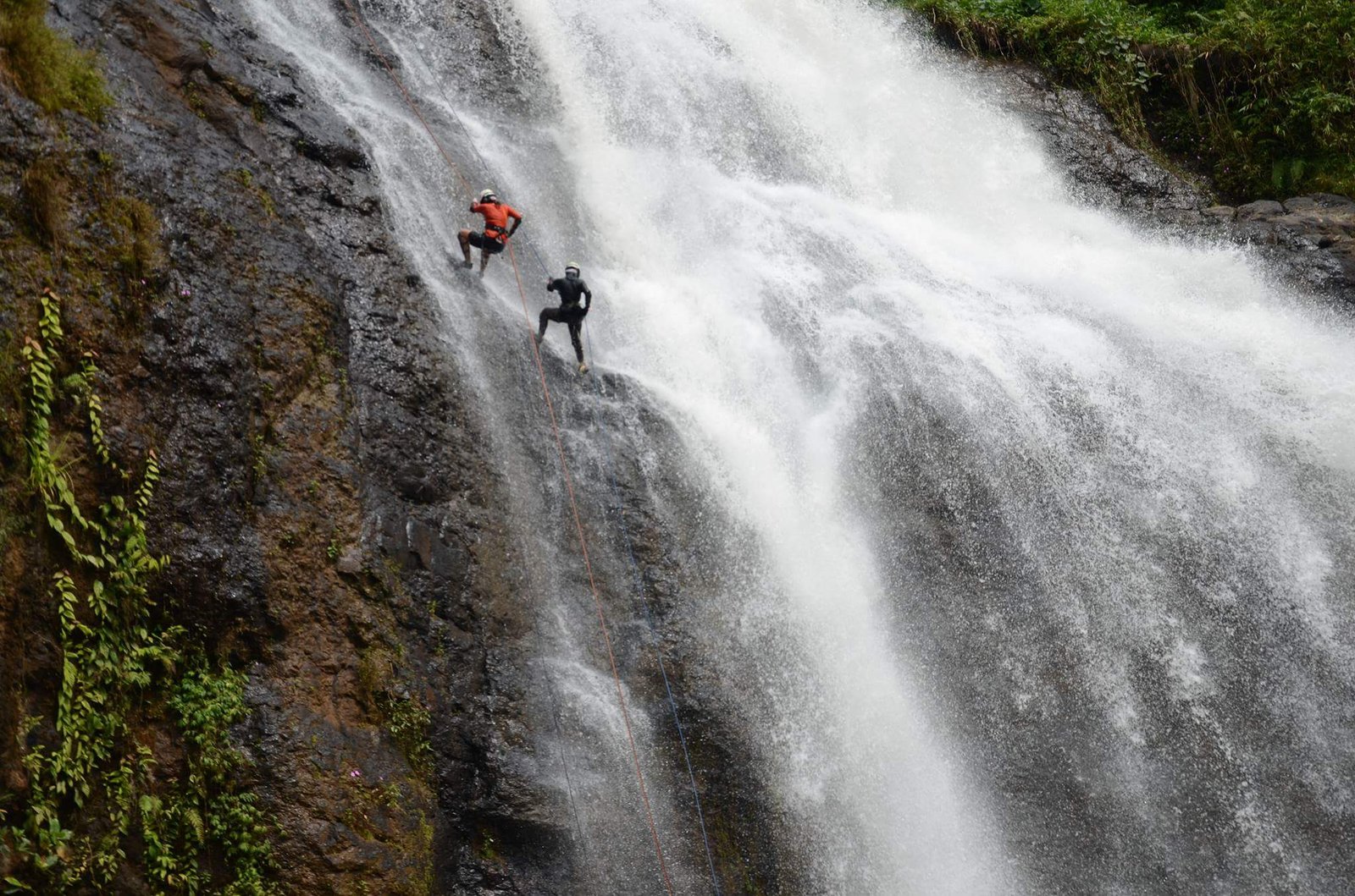 Destinasi Baru di Bogor: Canyoning Viral di Kalangan Generasi Muda