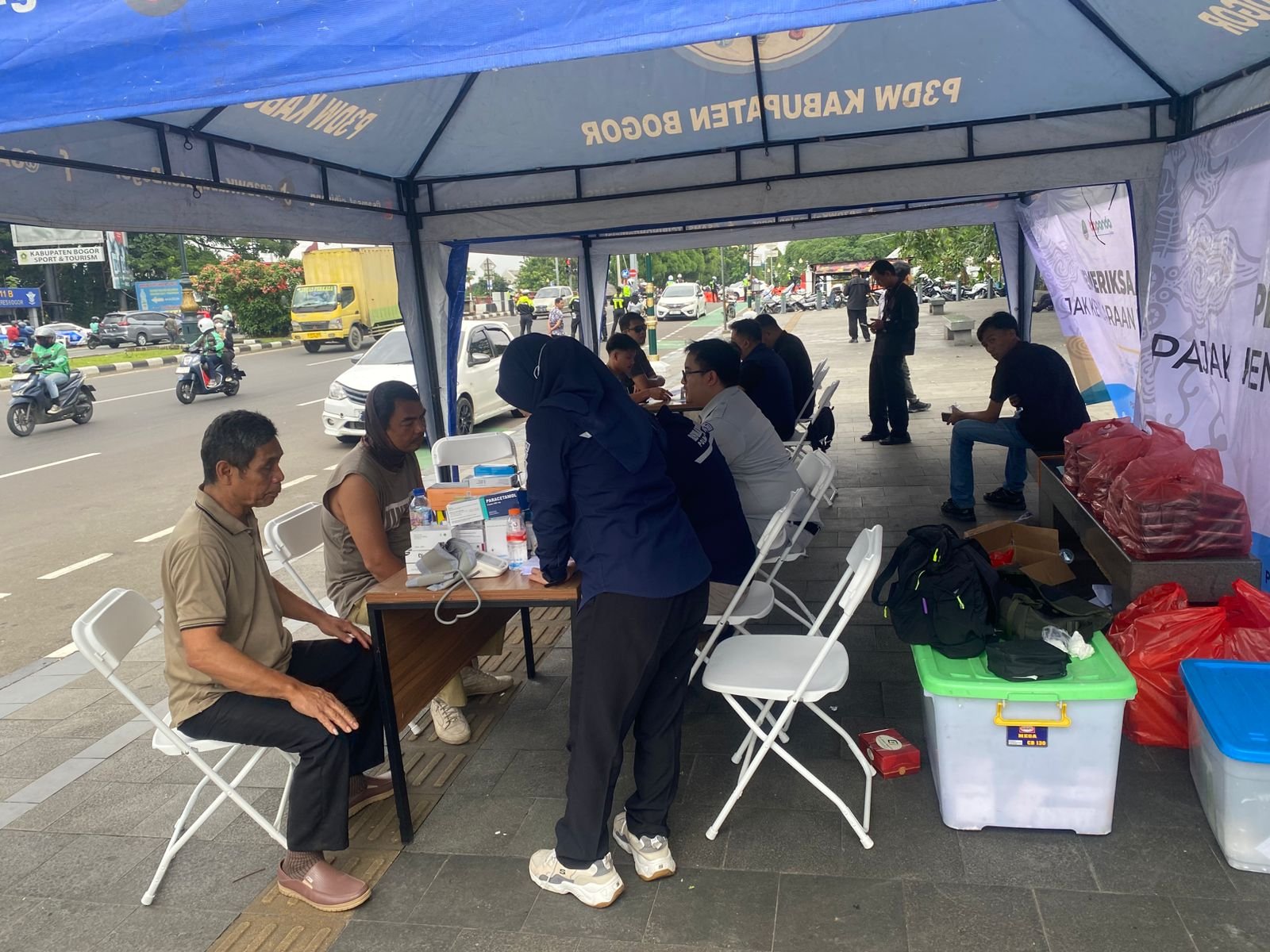Tingkatkan Kepatuhan dan Keselamatan Berlalu Lintas, Jasa Raharja Bogor melaksanakan Operasi Gabungan dan Pengobatan Gratis di Simpang Sentul Kabupaten Bogor