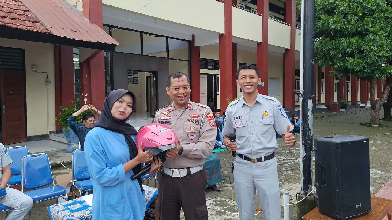 Edukasi Keselamatan Berlalu Lintas, Jasa Raharja Cabang Sumbawa Hadir di SMAN 3 Sumbawa Edukasi Keselamatan Berlalu Lintas, Jasa Raharja Cabang Sumbawa Hadir di SMAN 3 Sumbawa