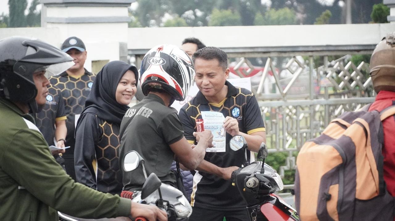 Jasa Raharja Wilayah Lampung Gelar Aksi Kasih Sayang “1 Cokelat untuk Masyarakat Taat Pajak”