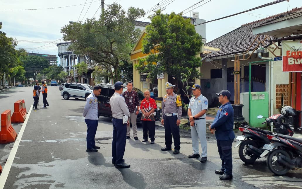 Dinas Perhubungan, Satlantas dan Jasa Raharja Magelang Laksanakan Tindak Lanjut FLLAJ dengan Pemasangan Water Barrier di Titik Rawan Kecelakaan Dinas Perhubungan, Satlantas dan Jasa Raharja Magelang Laksanakan Tindak Lanjut FLLAJ dengan Pemasangan Water Barrier di Titik Rawan Kecelakaan