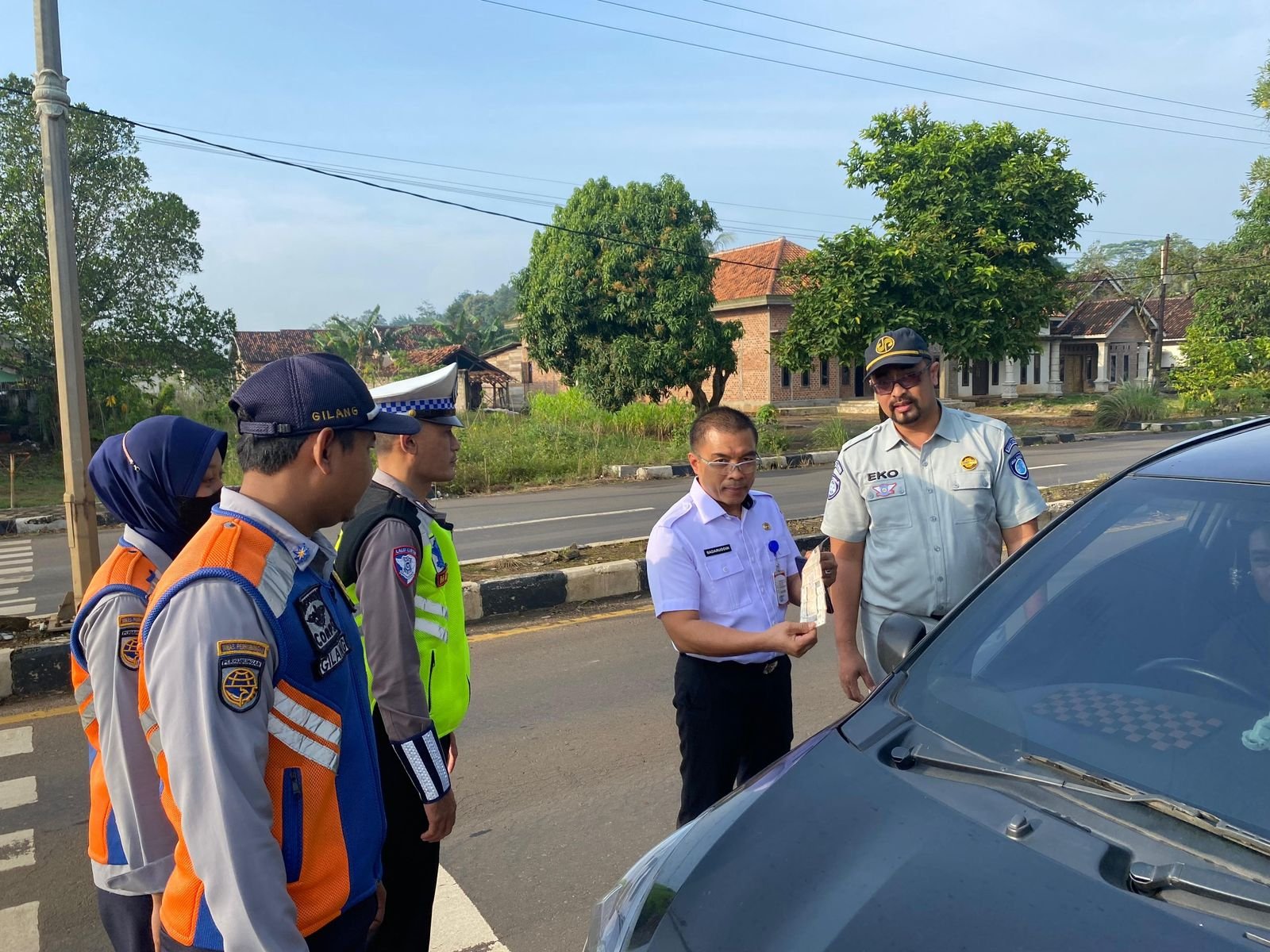 Penanggung Jawab Jasa Raharja Samsat Sukadana Gelar Operasi Gabungan di Jalur 2 Desa Negara Nabung