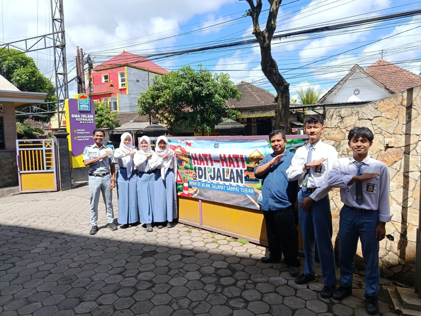 Tingkatkan Kesadaran Pelajar, Jasa Raharja Cabang Malang Pasang Spanduk Safety Riding di SMA Islam Kepanjen