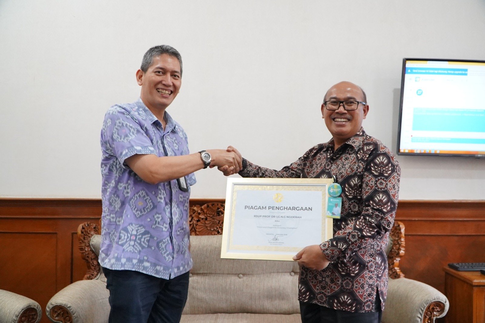 Jasa Raharja Bali Anugerahkan Penghargaan Form and Diagnosis Accuracy Champion kepada RSUP Prof. Dr. I.G.N.G. Ngoerah Jasa Raharja Bali Anugerahkan Penghargaan Form and Diagnosis Accuracy Champion kepada RSUP Prof. Dr. I.G.N.G. Ngoerah