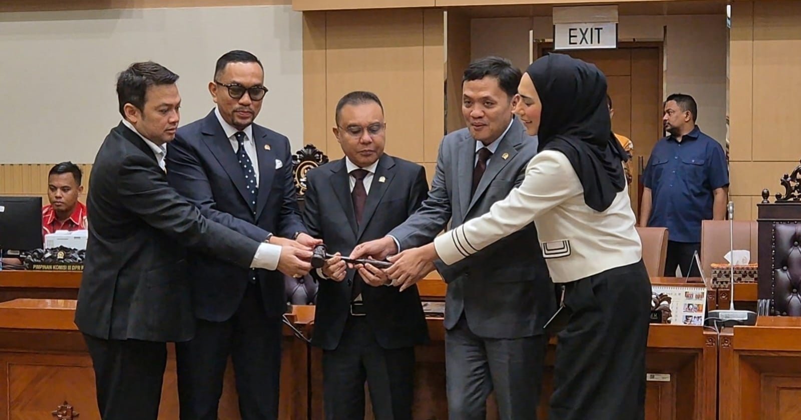 Setelah Dinonaktifkan, Sahroni Kembali Duduki Kursi Wakil Ketua Komisi III DPR Setelah Dinonaktifkan, Sahroni Kembali Duduki Kursi Wakil Ketua Komisi III DPR