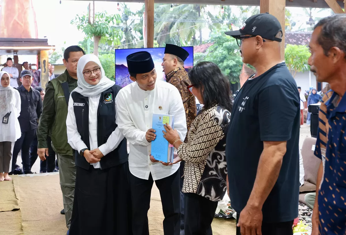 Kemenhut Perkuat Akses Kelola Hutan, Serahkan SK TORA dan HKm di Banyuwangi Kemenhut Perkuat Akses Kelola Hutan, Serahkan SK TORA dan HKm di Banyuwangi
