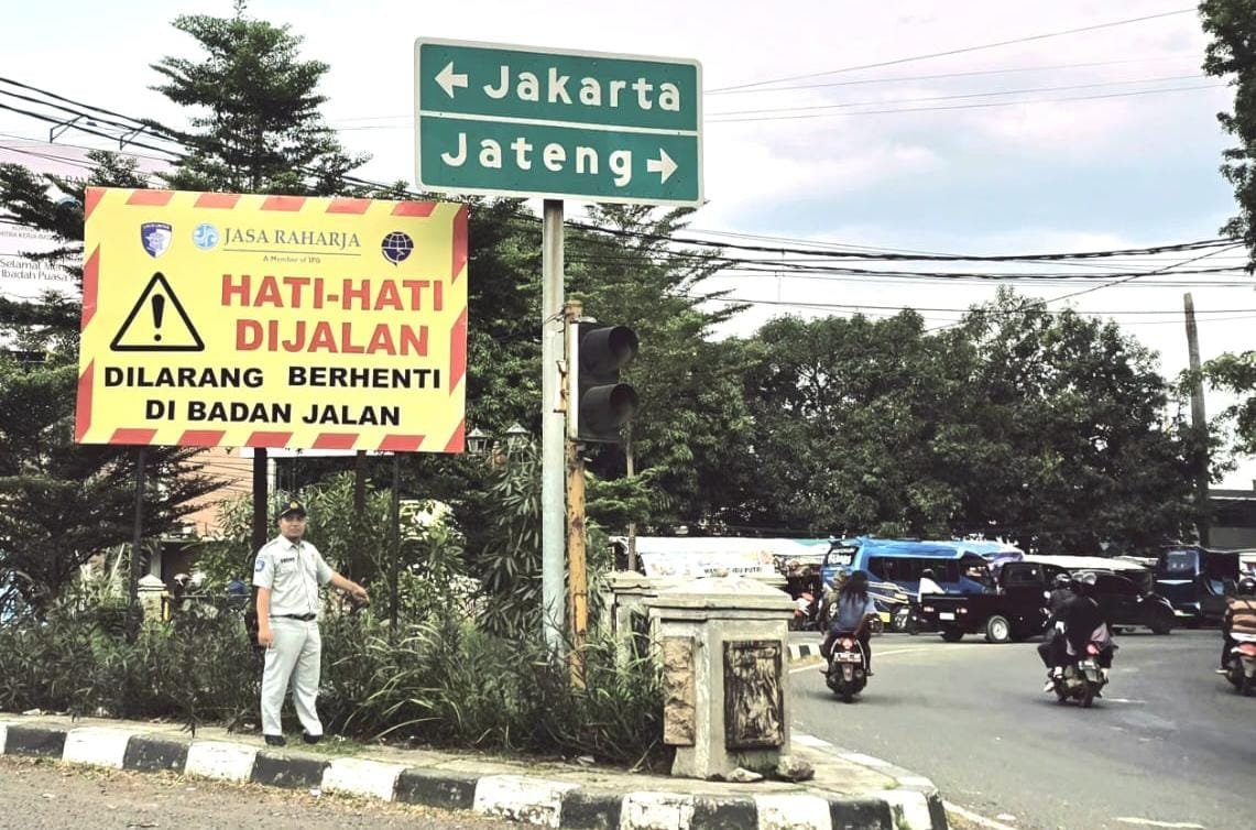 Upaya Keselamatan Lalu Lintas, Jasa Raharja Cabang Cirebon Pasang Spanduk Himbauan Keselamatan Lalu Lintas di Kota Cirebon