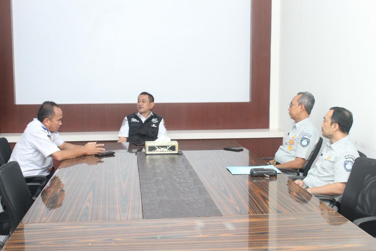 Perkuat Sinergi, Jasa Raharja Sulsel Serahkan Bantuan 10 Bus TJSL untuk Mudik Gratis 2026