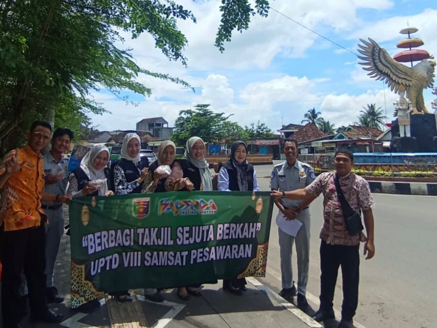Tim Samsat UPTD 8 Bagikan Takjil dan Sosialisasikan Program Gebyar Samsat di Kabupaten Pesawaran