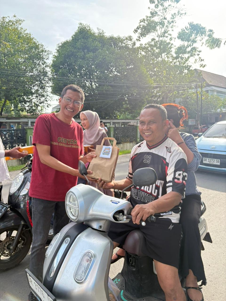 Peduli Sesama di Bulan Ramadhan, Jasa Raharja NTB Bersama Tim Pembina Samsat Praya Ikuti Samsat Berbagi Takjil