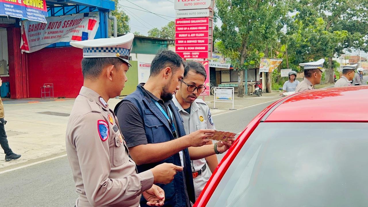 Samsat Induk Haurgeulis Gencarkan Edukasi Manfaat Pajak dan Perlindungan SWDKLLJ di Depan Bengkel Gaharu