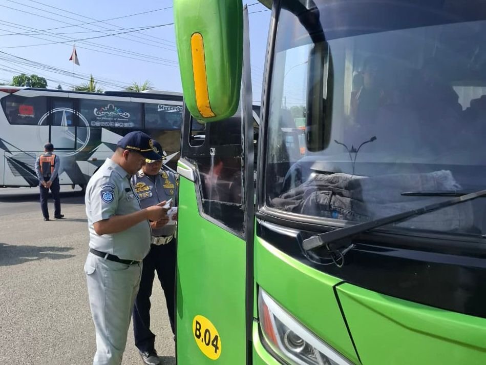 Jelang Angkutan Lebaran 2026, Jasa Raharja Metro bersama Dishub Laksanakan Ramp Check Armada