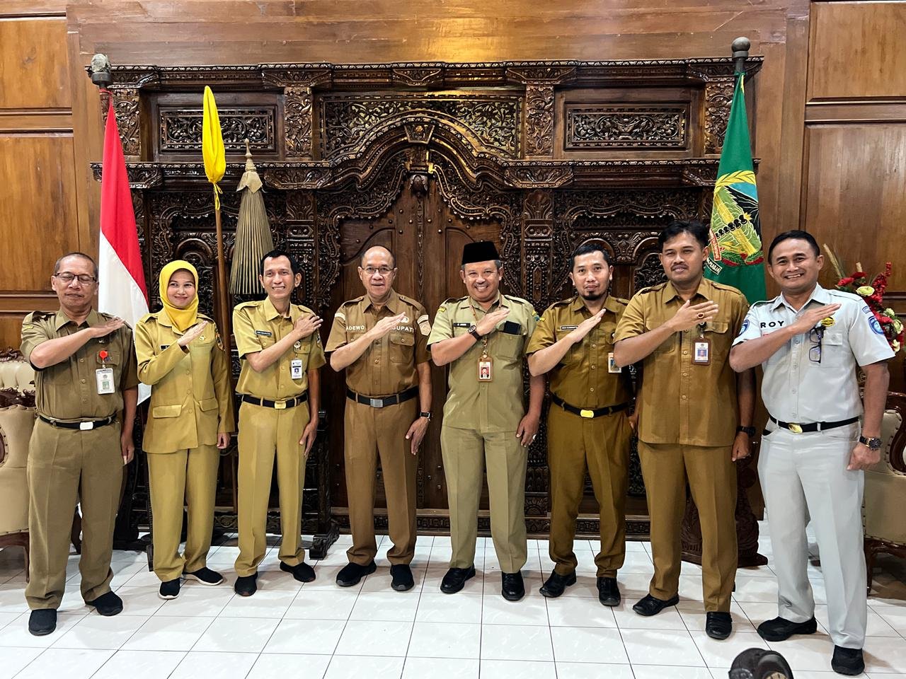 Kepala Cabang Jasa Raharja Purwokerto Bersama Tim Pembina Samsat Audiensi dengan Bupati Banyumas Bahas Kepatuhan Pajak Kendaraan Bermotor