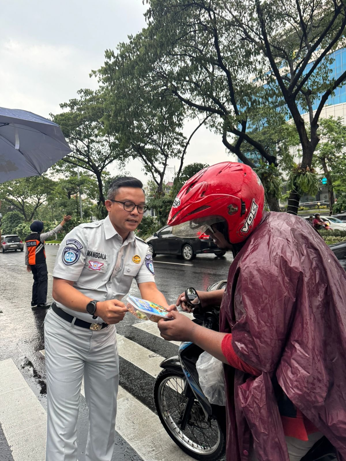 Berbagi Takjil Jasa Raharja Cabang Semarang Bersama Stakeholder kepada Pengguna Jalan sebagai Bentuk Kepedulian kepada Sesama