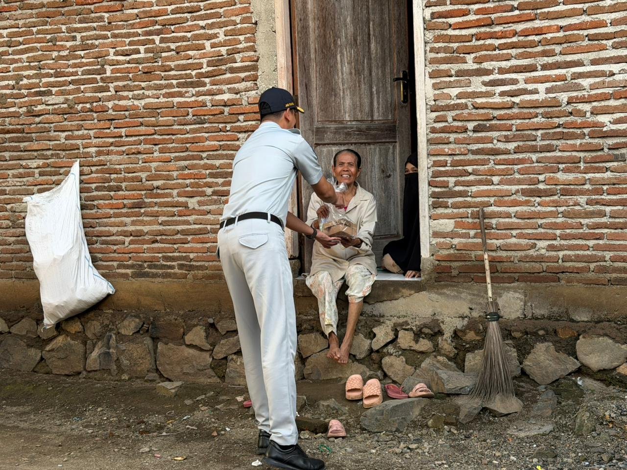 SPJR Cabang Bima Salurkan Bantuan Sembako kepada Pegawai Aru Raharja dan Masyarakat