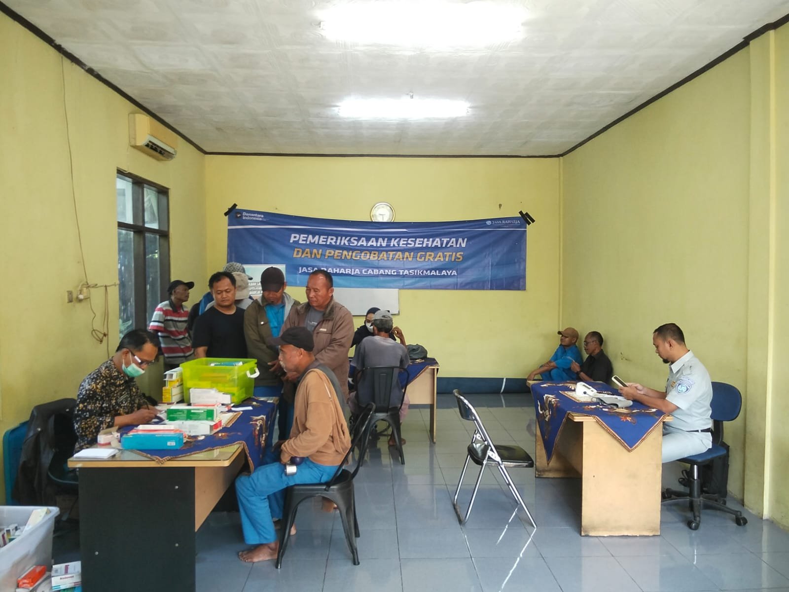 Jasa Raharja Cabang Tasikmalaya Gelar Pemeriksaan Kesehatan dan Pengobatan Gratis bagi Awak Kendaraan di PO Doa Ibu Tasikmalaya