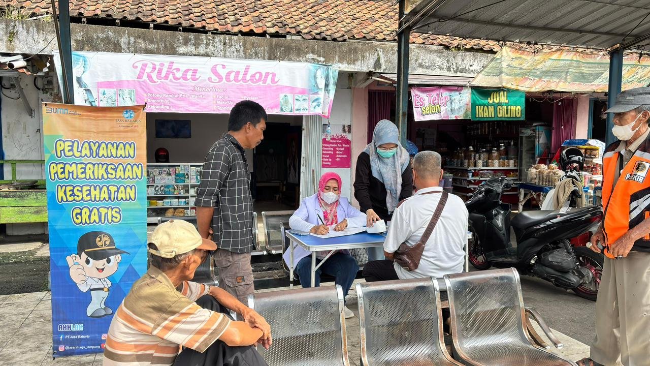 Jasa Raharja Gelar Pelayanan Kesehatan Gratis bagi Sopir dan Penumpang di Terminal Pasar Dekon Kotabumi