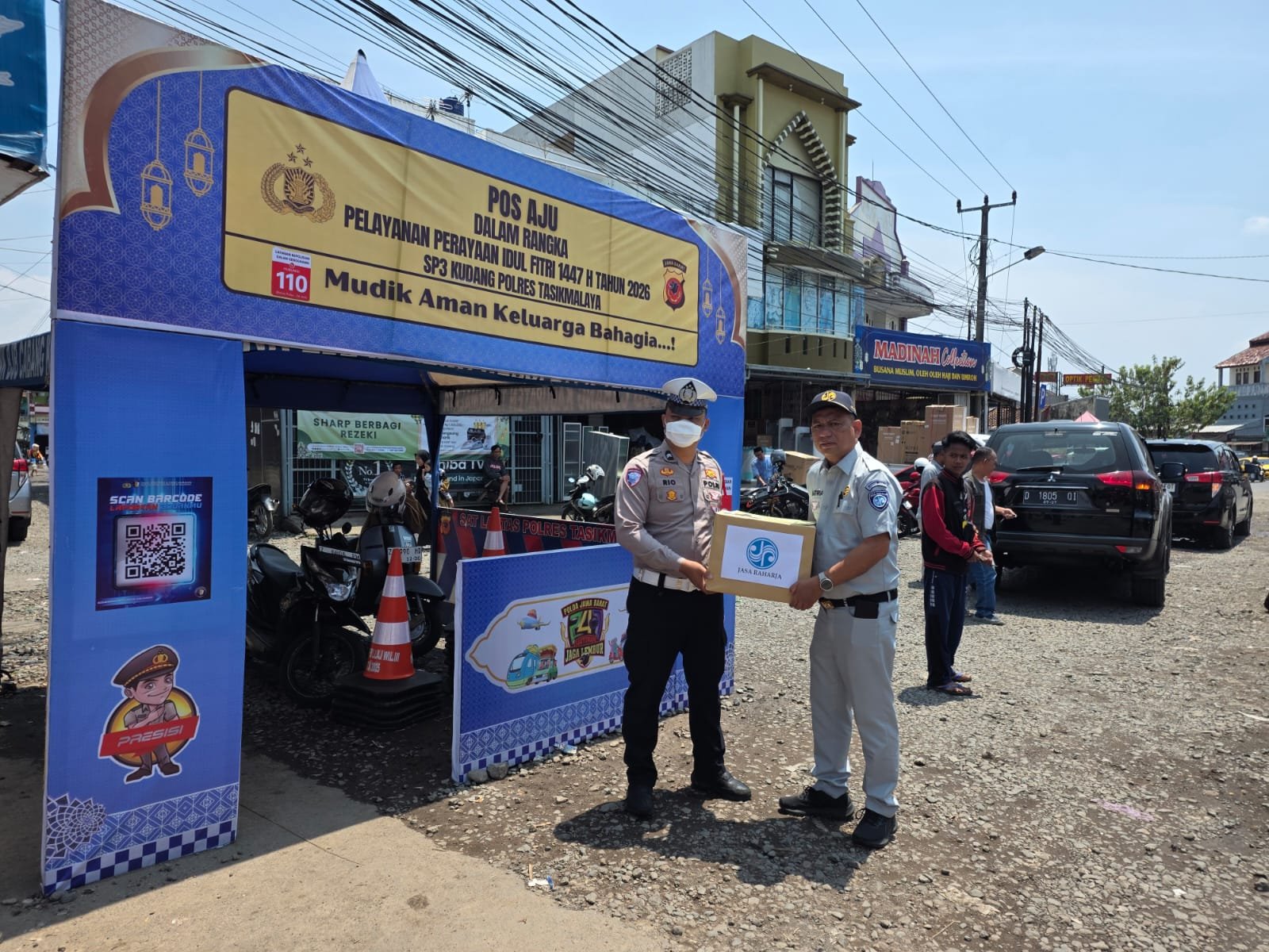 PJ Samsat Sukaraja Bagikan Bingkisan di Dua Pos Aju PAM Lebaran 1447 H di Tasikmalaya