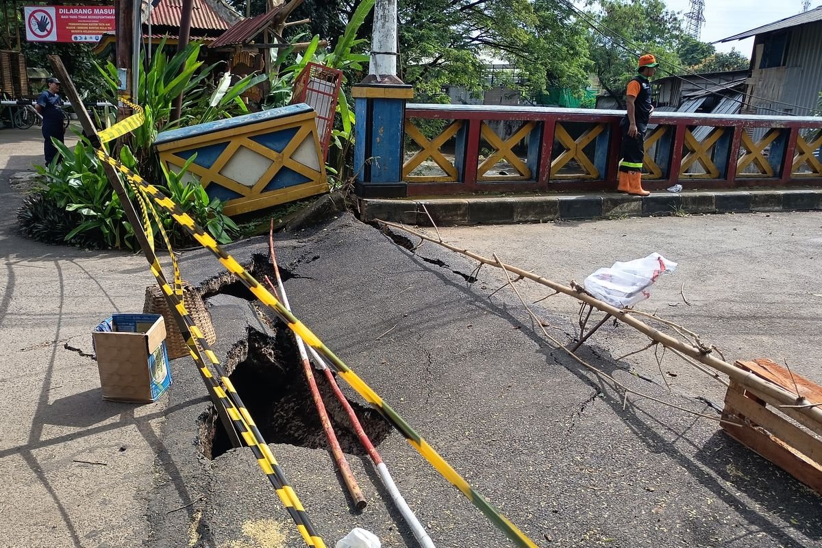 Jembatan Ambles Akibat Hujan, Kendaraan Roda Empat Dialihkan