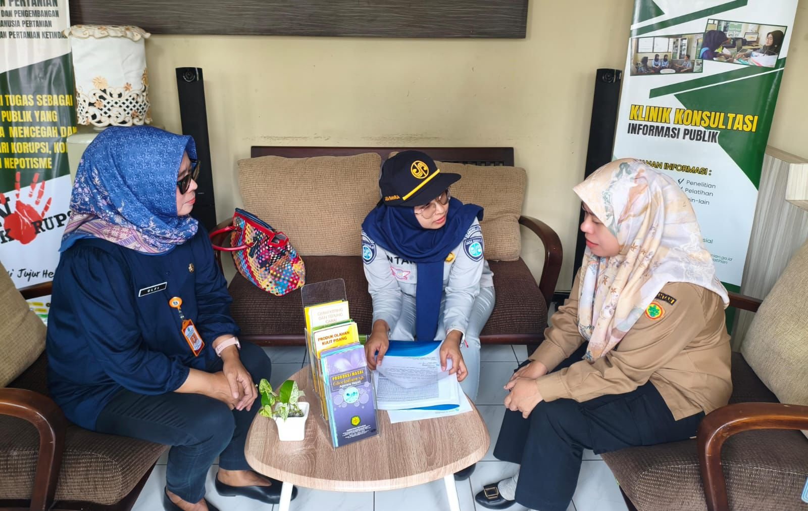 Tertibkan Administrasi, Jasa Raharja Cabang Malang Lakukan Konfirmasi Tunggakan Kendaraan Dinas di BPT Pertanian Jatim Tertibkan Administrasi, Jasa Raharja Cabang Malang Lakukan Konfirmasi Tunggakan Kendaraan Dinas di BPT Pertanian Jatim