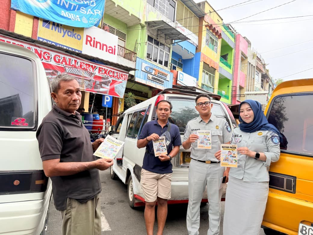 Jasa Raharja Cabang Baturaja Melaksanakan Giat Pembagian Brosur Taat Pajak Kendaraan Dan Glorifikasi Program Undian Emas Di Pasar Baru, Baturaja, OKU