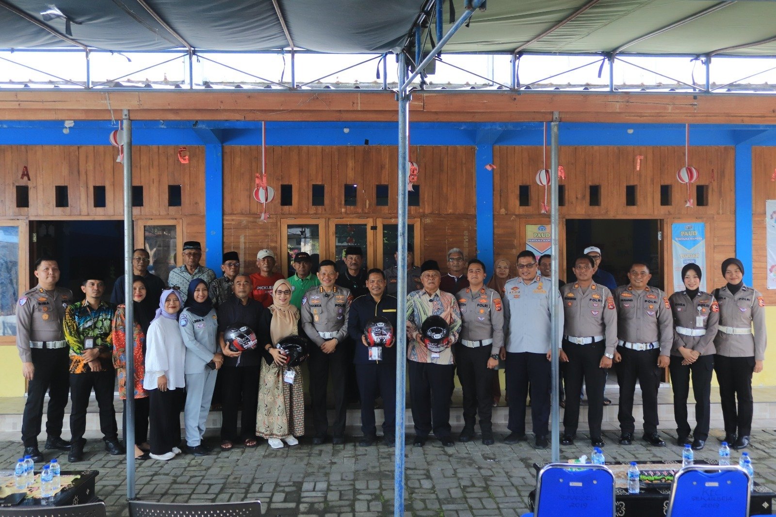 Sinergi Keselamatan, Jasa Raharja NTB Serahkan Bantuan Helm di Perumahan Kodya Asri