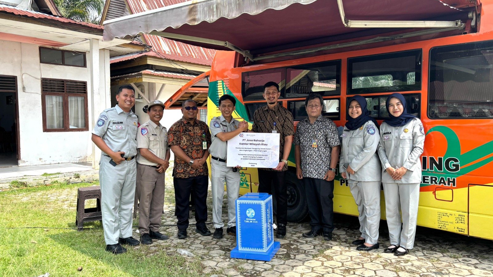 Jasa Raharja Kanwil Riau Salurkan TJSL Melalui Penyediaan Booth Charging Portabel di Samsat Keliling Perawang