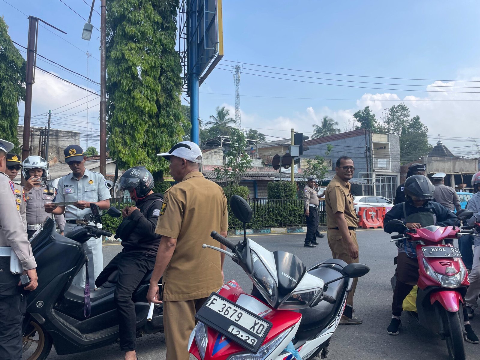 Tim Pembina Samsat Sukabumi I Cibadak Gelar Pemeriksaan Pajak Kendaraan Bermotor di Sukaraja