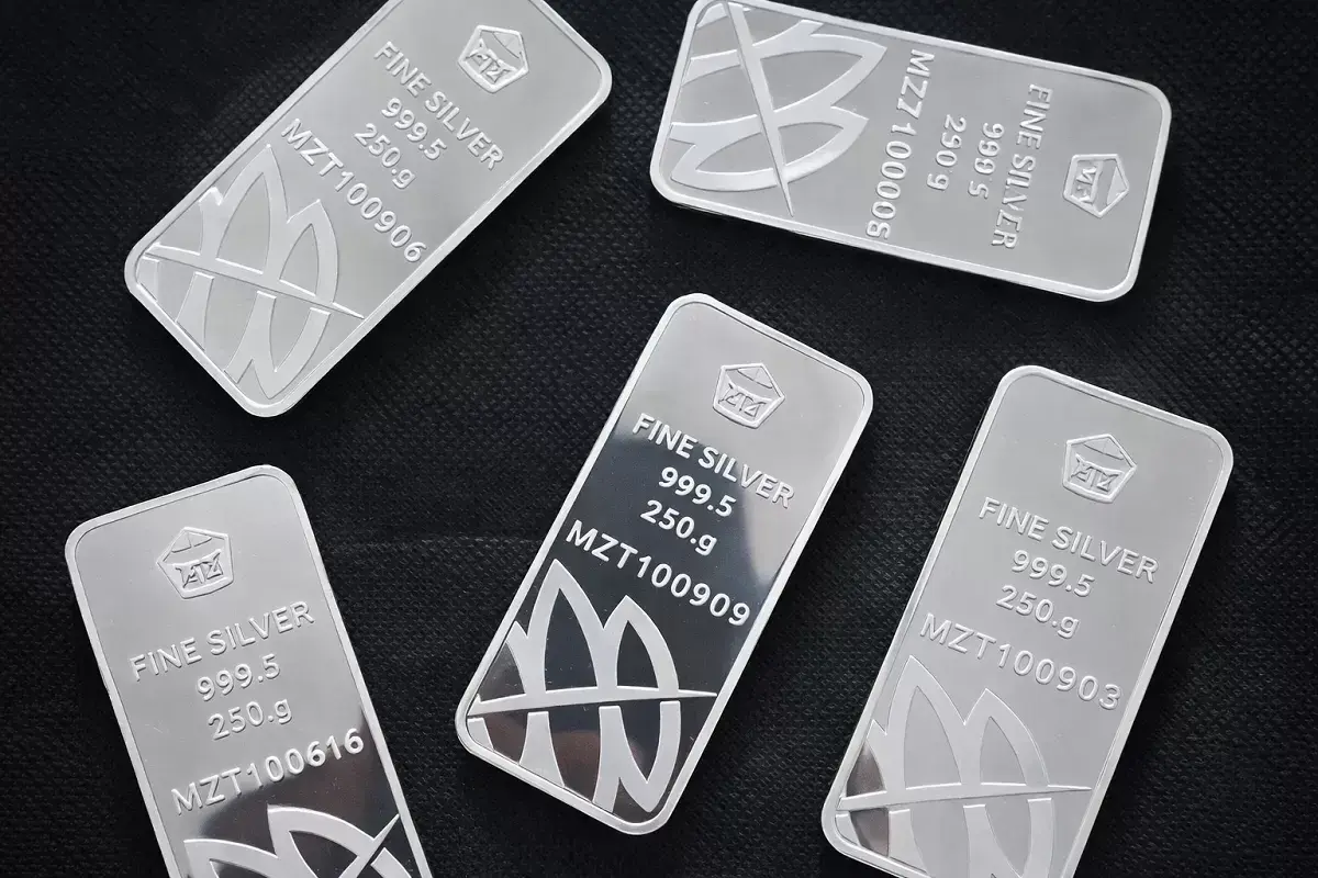 Harga Perak Antam Terkoreksi, Turun ke Rp49.550 per Gram