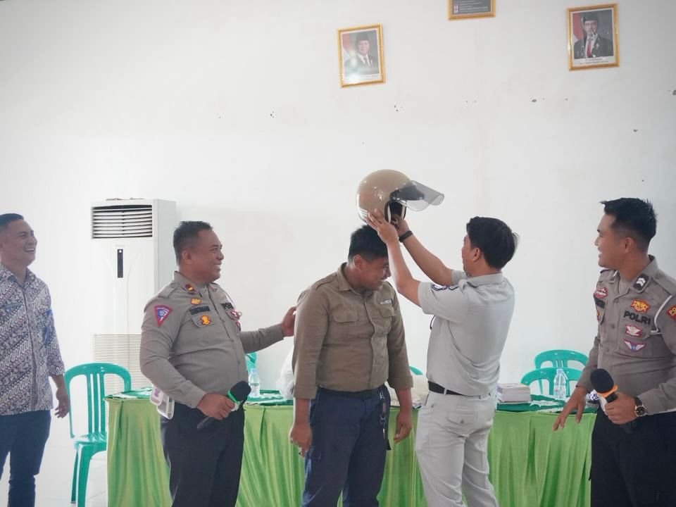 Samsat Tulang Bawang Barat Edukasi Pelajar tentang Keselamatan Berlalu Lintas di SMK Muhammadiyah Tumijajar