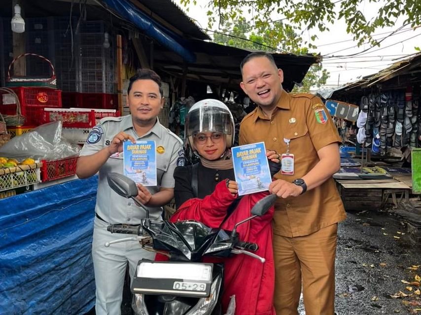 Penanggung Jawab Samsat Metro Gencarkan Glorifikasi Program Gebyar Samsat di Pasar Cendrawasih