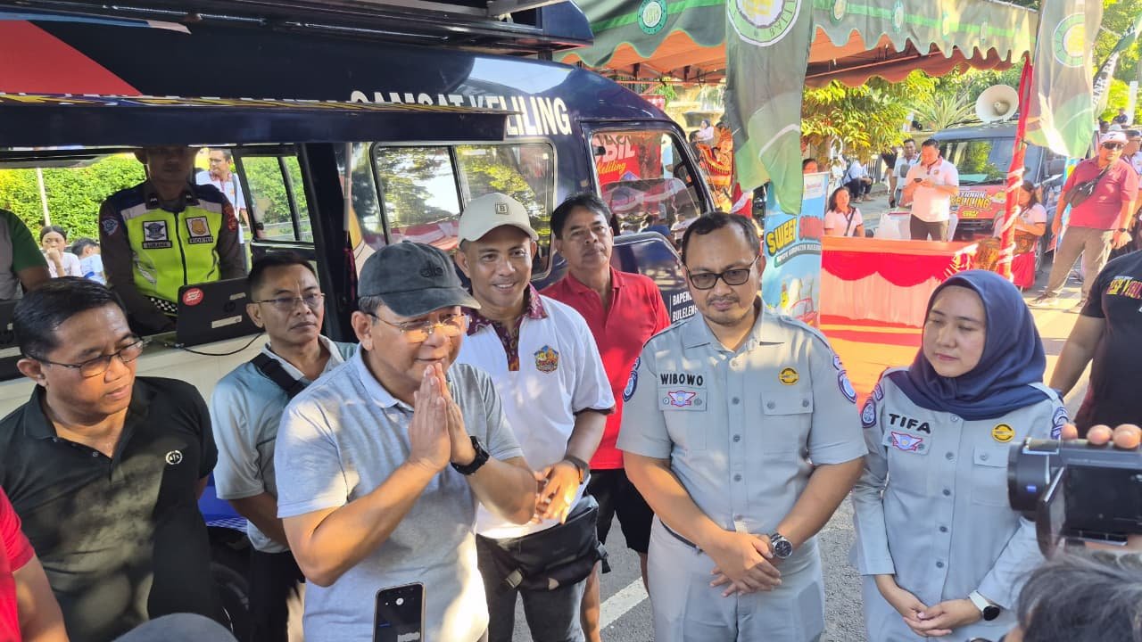 Bupati Buleleng Serahkan Mobil Operasional Samsat Keliling di CFD Kota Singaraja