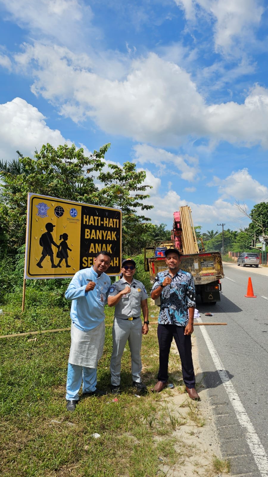Jasa Raharja Riau Pasang Rambu Keselamatan di Titik Rawan Kecelakaan dan Kawasan Sekolah di Rumbai Pesisir