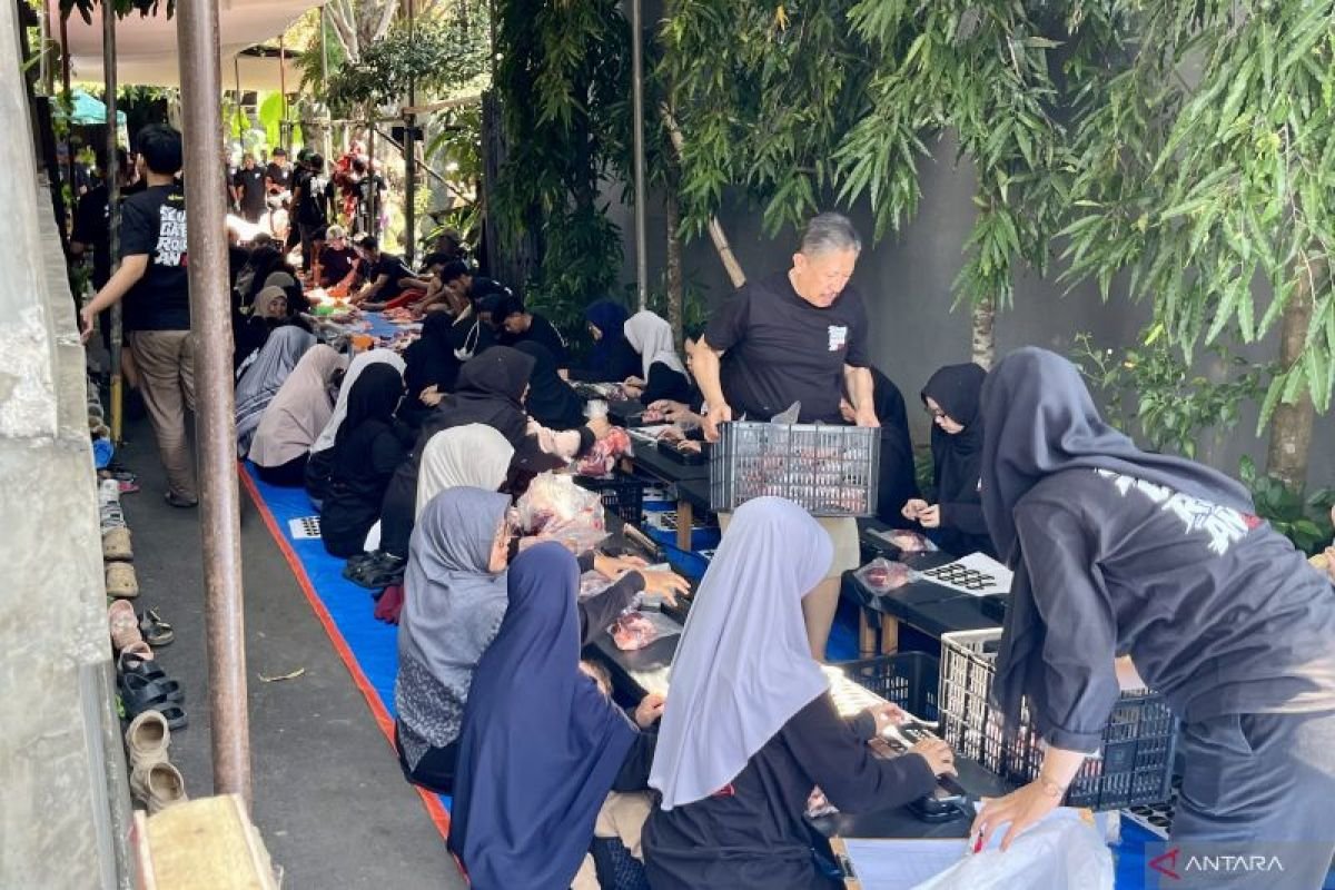Puluhan Panitia Bantu Irfan Hakim Kemas Daging Kurban