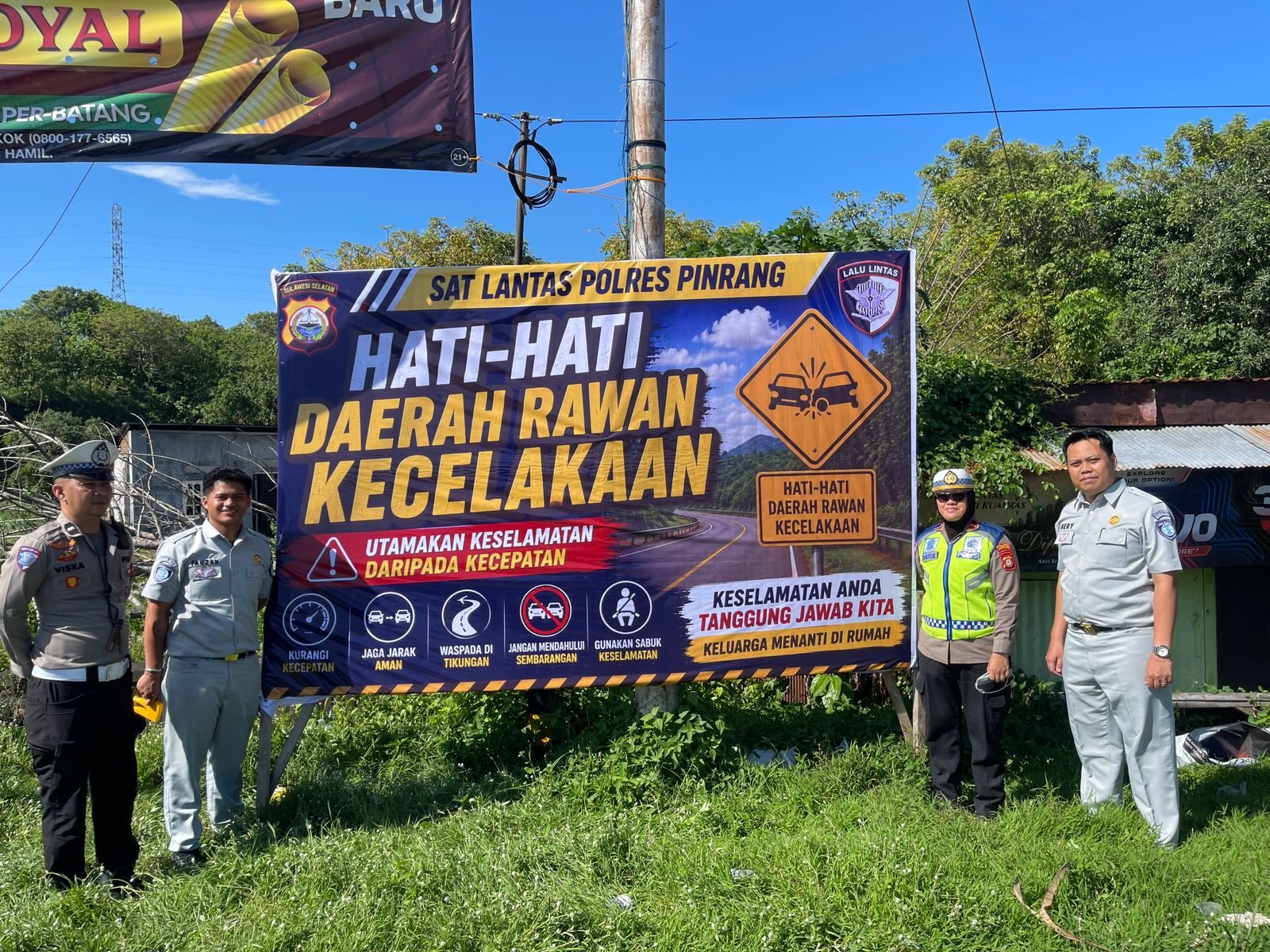 Wujud Komitmen Keselamatan Berlalu Lintas, Jasa Raharja Cabang Parepare Pasang Spanduk Peringatan di Titik Rawan Kecelakaan di Kabupaten Pinrang