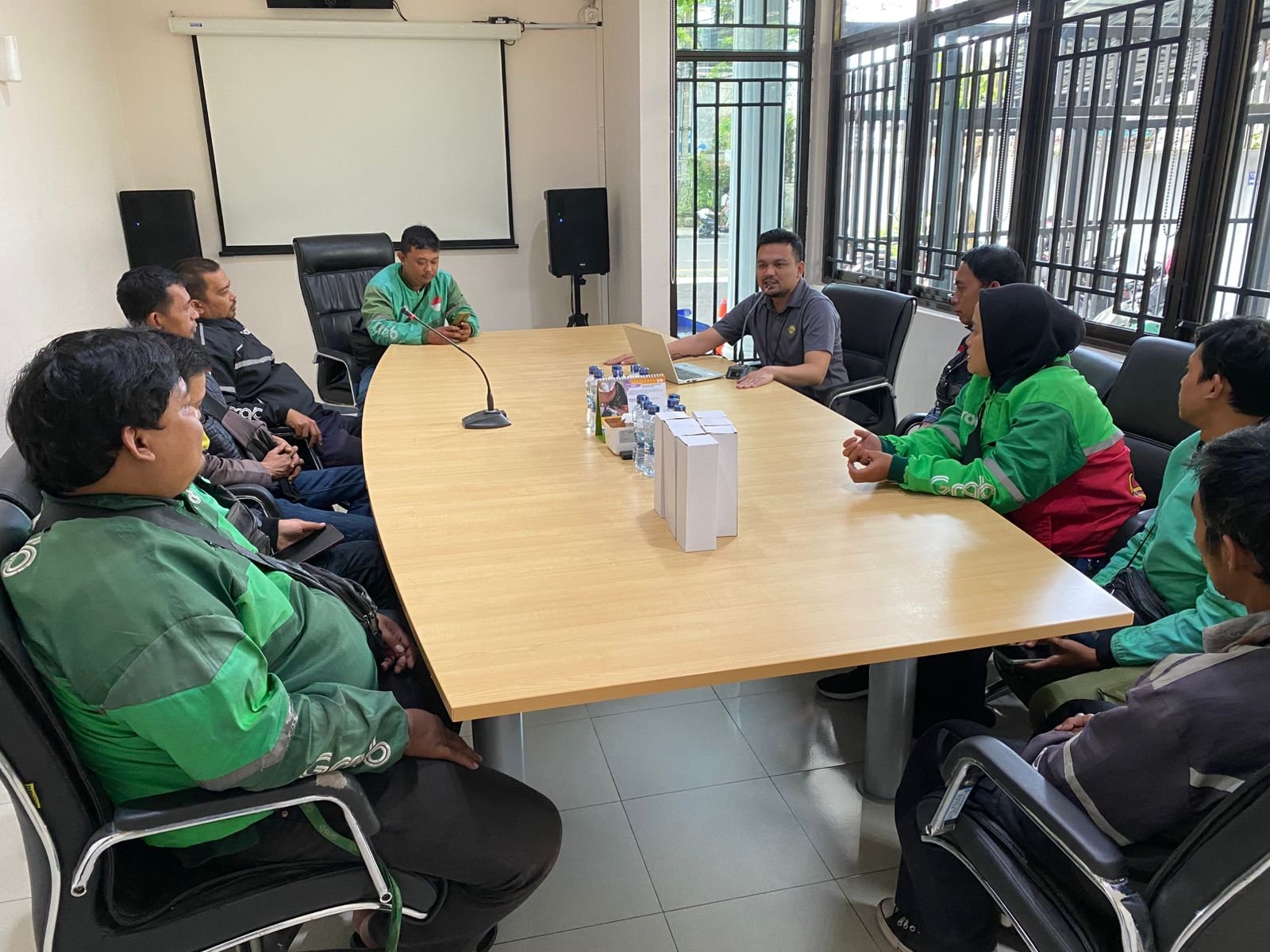 Jasa Raharja Cabang Sukabumi Sosialisasikan Fitur JRKU Lapor Laka kepada Pengemudi Ojek Online di Kota Sukabumi