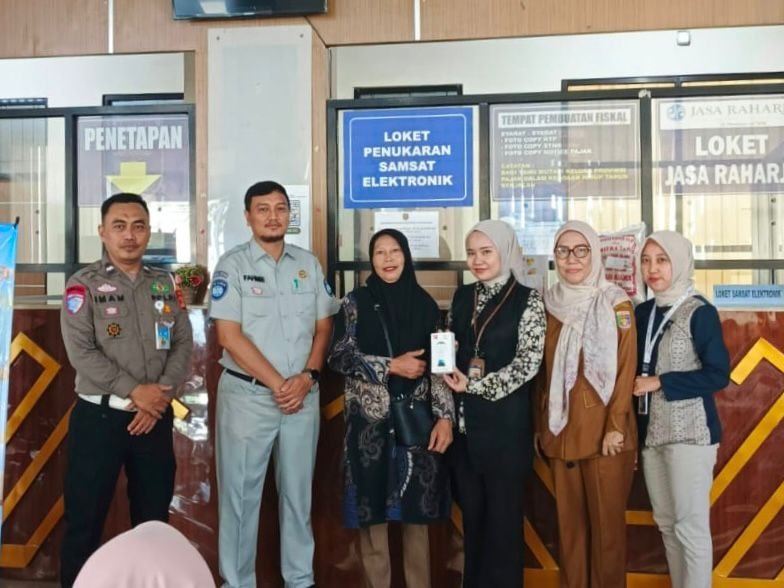 Sinergi Samsat Pesawaran dan Mitra, Berikan Apresiasi kepada Wajib Pajak Taat Melalui Pemberian Souvenir