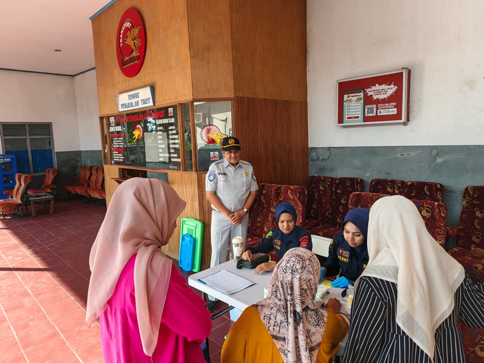 Jasa Raharja Sumbar Bersama Biddokkes Polda Sumbar Gelar MUKL dan Pengobatan Gratis di PO Transport Lubuk Alung Jasa Raharja Sumbar Bersama Biddokkes Polda Sumbar Gelar MUKL dan Pengobatan Gratis di PO Transport Lubuk Alung