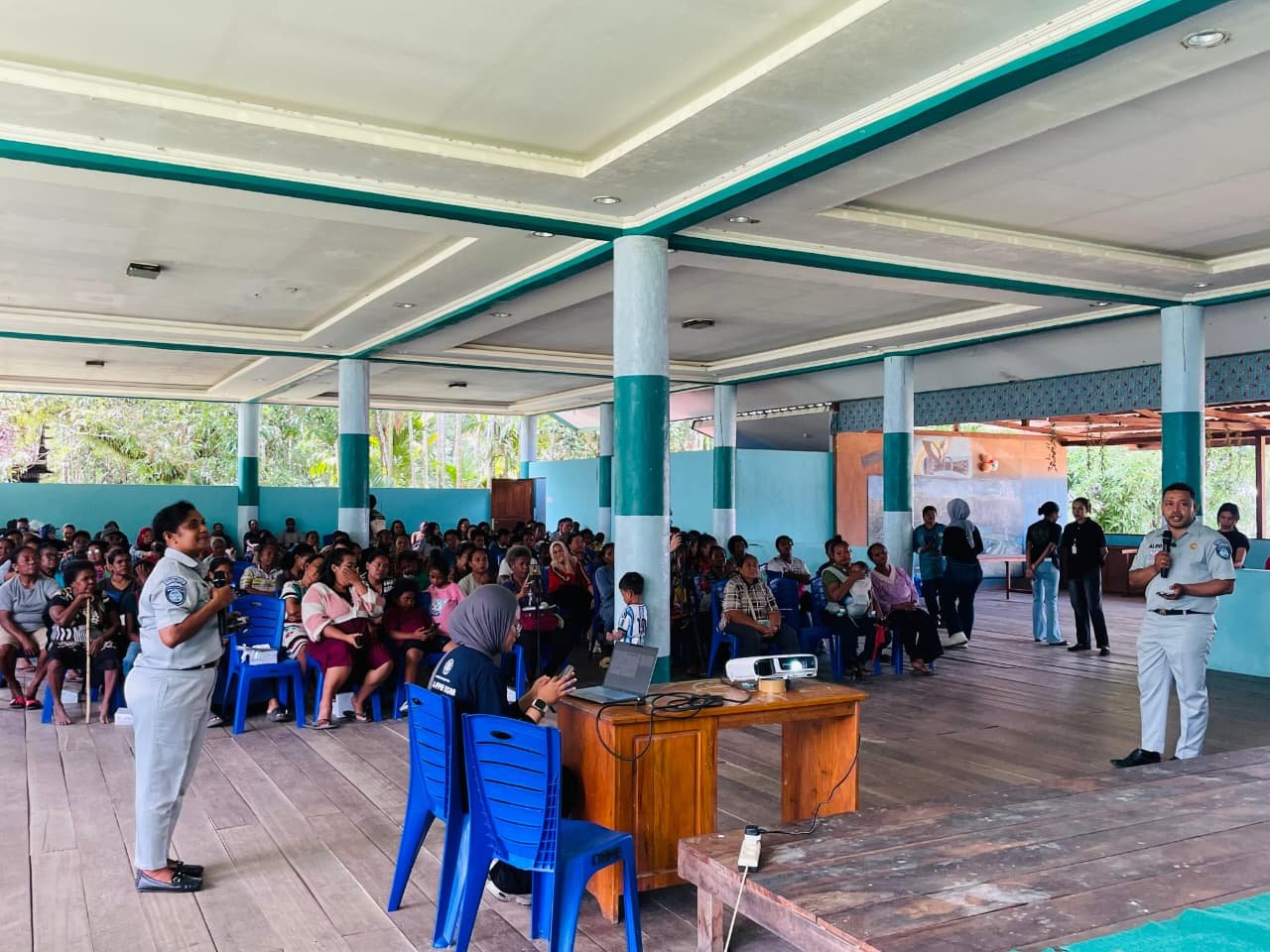Jasa Raharja Papua Gelar Sosialisasi Keselamatan Berlalu Lintas dan Salurkan Bantuan TJSL kepada Masyarakat Distrik Waibu