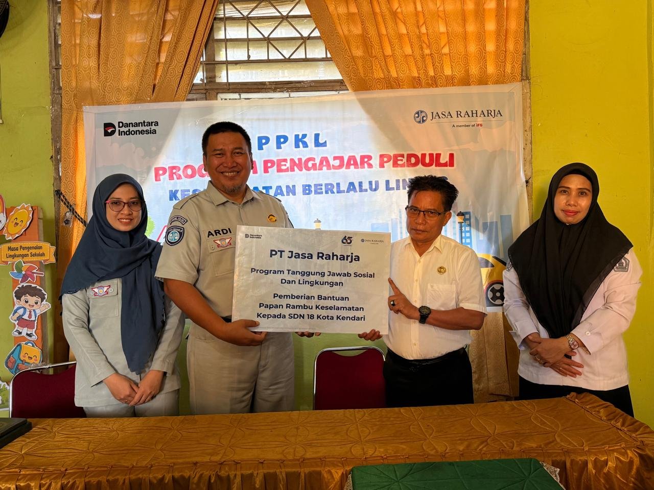 PT Jasa Raharja (Persero) Kanwil Sultra Salurkan Bantuan Rambu Keselamatan dan Gelar Sosialisasi PPKL di SDN 18 Kota Kendari