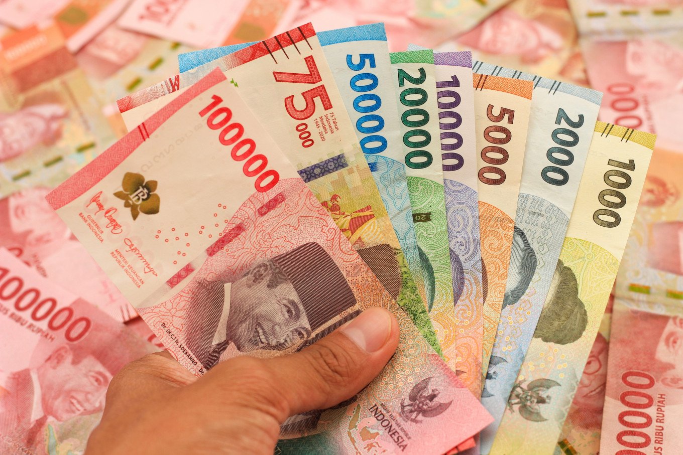 Rupiah Melemah Tipis ke Rp17.698 per Dolar AS pada Senin Pagi