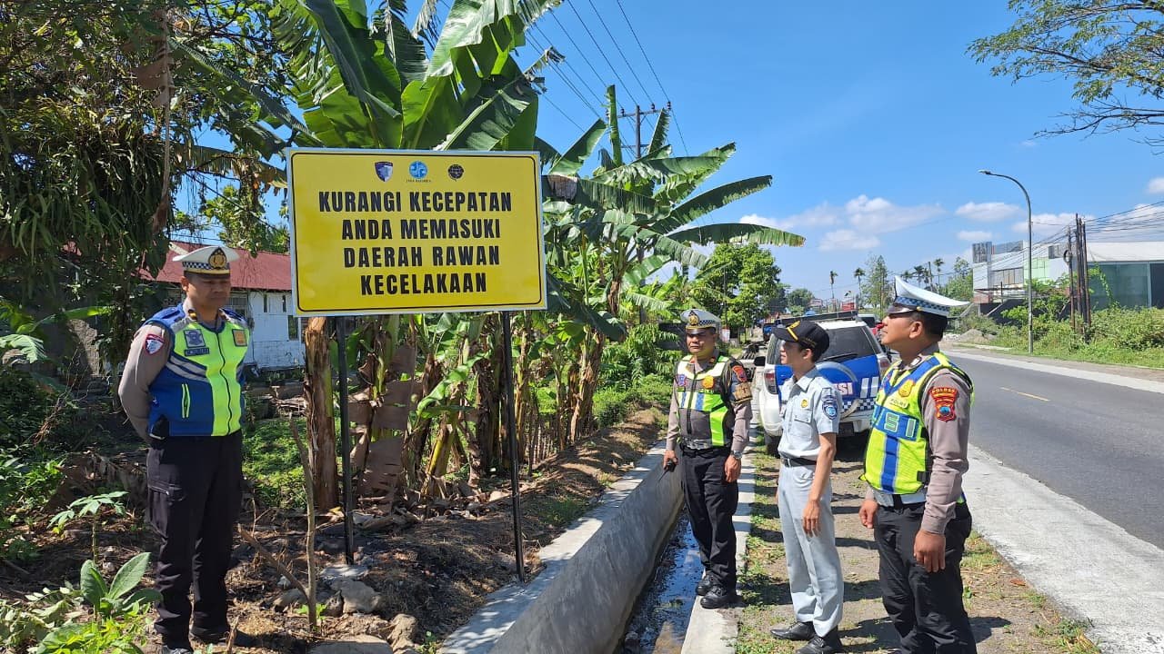 Jasa Raharja Magelang Bersama Satlantas Polres Temanggung Pasang Papan Rambu dan Himbauan Keselamatan di Titik-titik Rawan Kecelakaan Jasa Raharja Magelang Bersama Satlantas Polres Temanggung Pasang Papan Rambu dan Himbauan Keselamatan di Titik-titik Rawan Kecelakaan