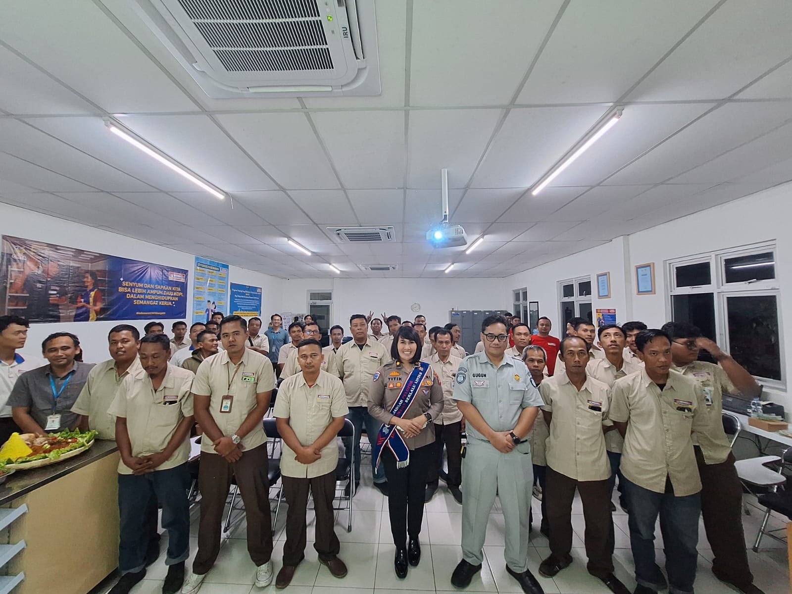 Jasa Raharja Tingkatkan Kesadaran Keselamatan Berlalu Lintas bagi Para Driver di PT Indomarco Prismatama Jasa Raharja Tingkatkan Kesadaran Keselamatan Berlalu Lintas bagi Para Driver di PT Indomarco Prismatama