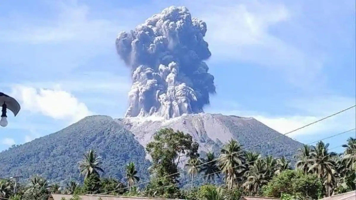 Gunung Ibu dan Dukono Erupsi Bersamaan, Wilayah Halmahera Diselimuti Abu Vulkanik