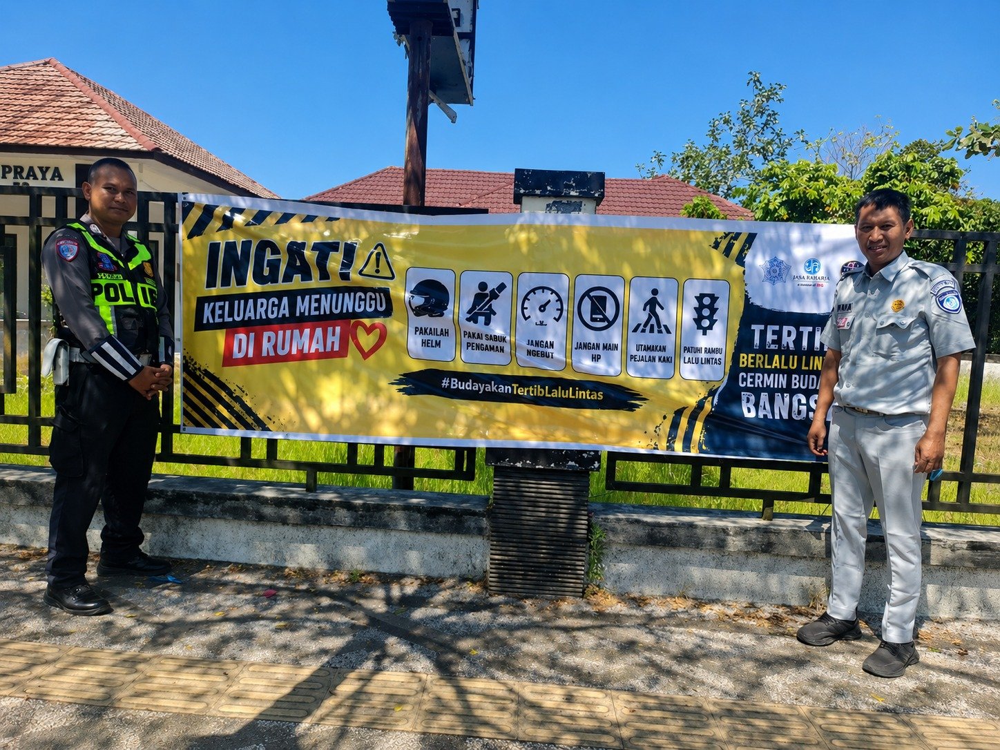Jasa Raharja NTB Tindak Lanjuti Hasil FKLL Melalui Pemasangan Spanduk Keselamatan di Lombok Tengah