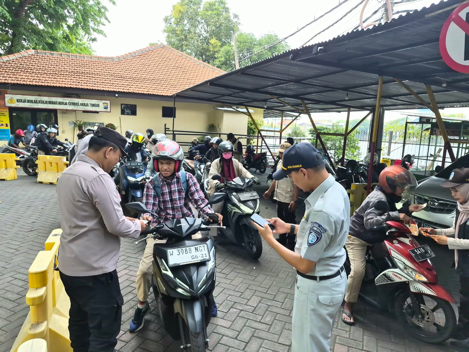 Perkuat Pelayanan dan Keselamatan, Jasa Raharja dan Samsat Surabaya Selatan Gelar Operasi Gabungan