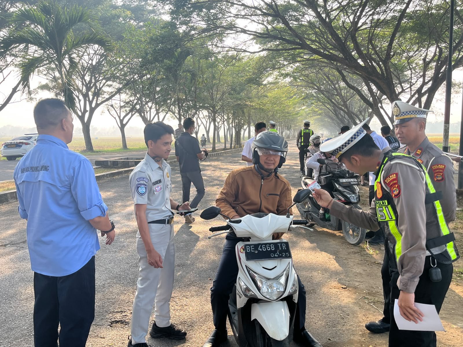 Jasa Raharja dan Tim Samsat Pringsewu Sapa Pengendara, Dorong Taat Pajak dan Keselamatan Berkendara