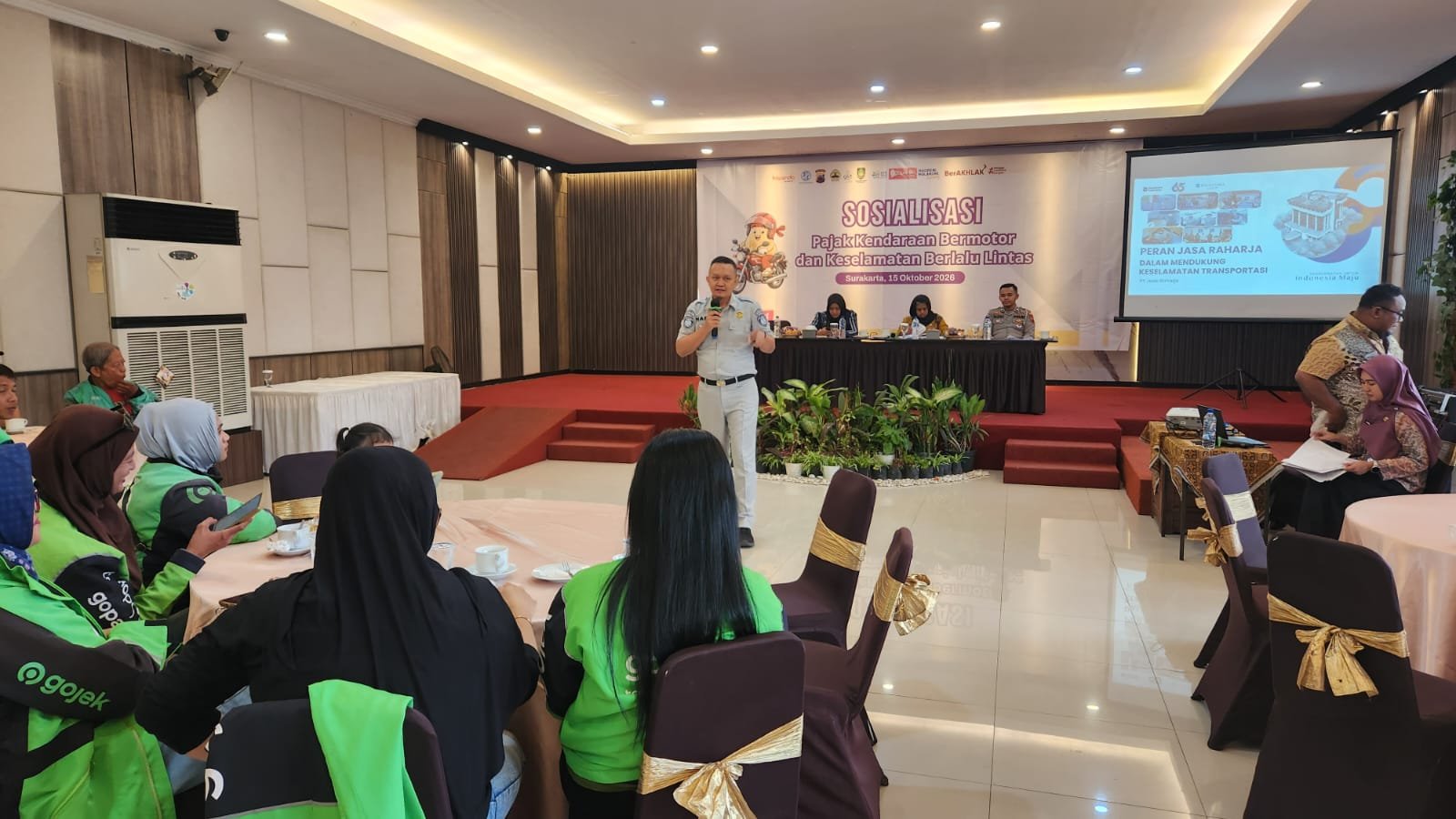Tingkatkan Kepatuhan Administrasi dan Keselamatan Jalan, Tim Pembina Samsat Surakarta Sosialisasikan Program Jateng Bebas dan Tertib Berlalu Lintas kepada Mitra Ojek Online Solo Raya Tingkatkan Kepatuhan Administrasi dan Keselamatan Jalan, Tim Pembina Samsat Surakarta Sosialisasikan Program Jateng Bebas dan Tertib Berlalu Lintas kepada Mitra Ojek Online Solo Raya
