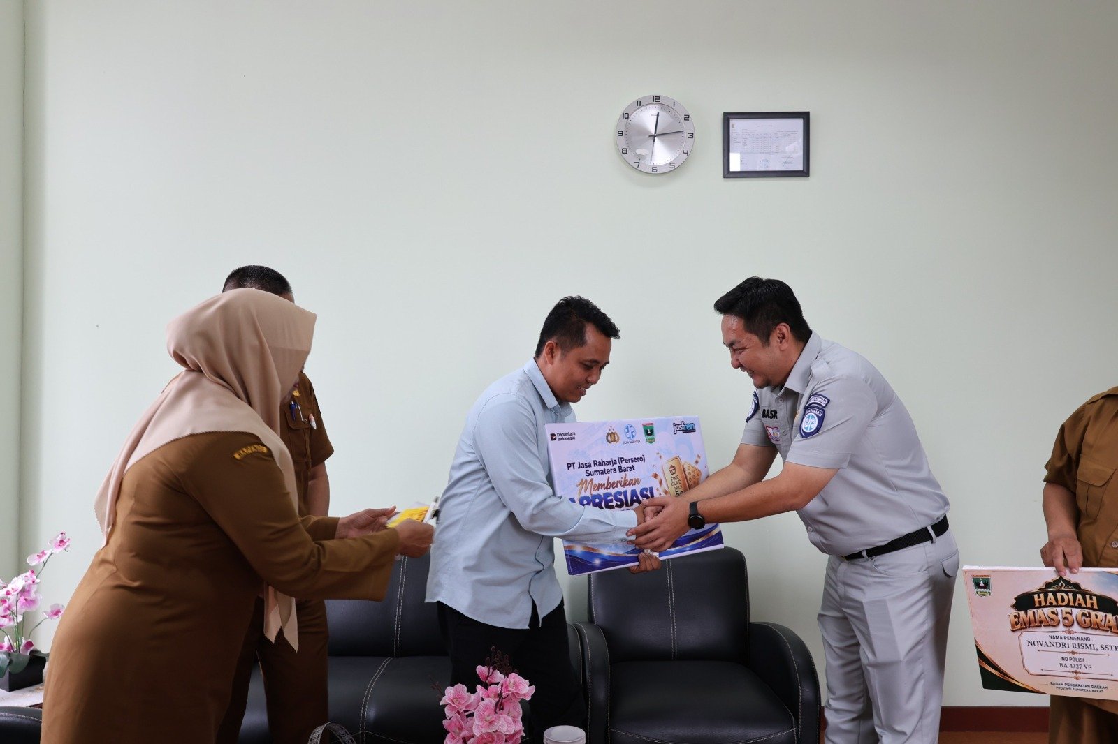 Jasa Raharja Sumbar Bersama Bapenda Serahkan Hadiah kepada Pemenang Gebyar Pajak 2026