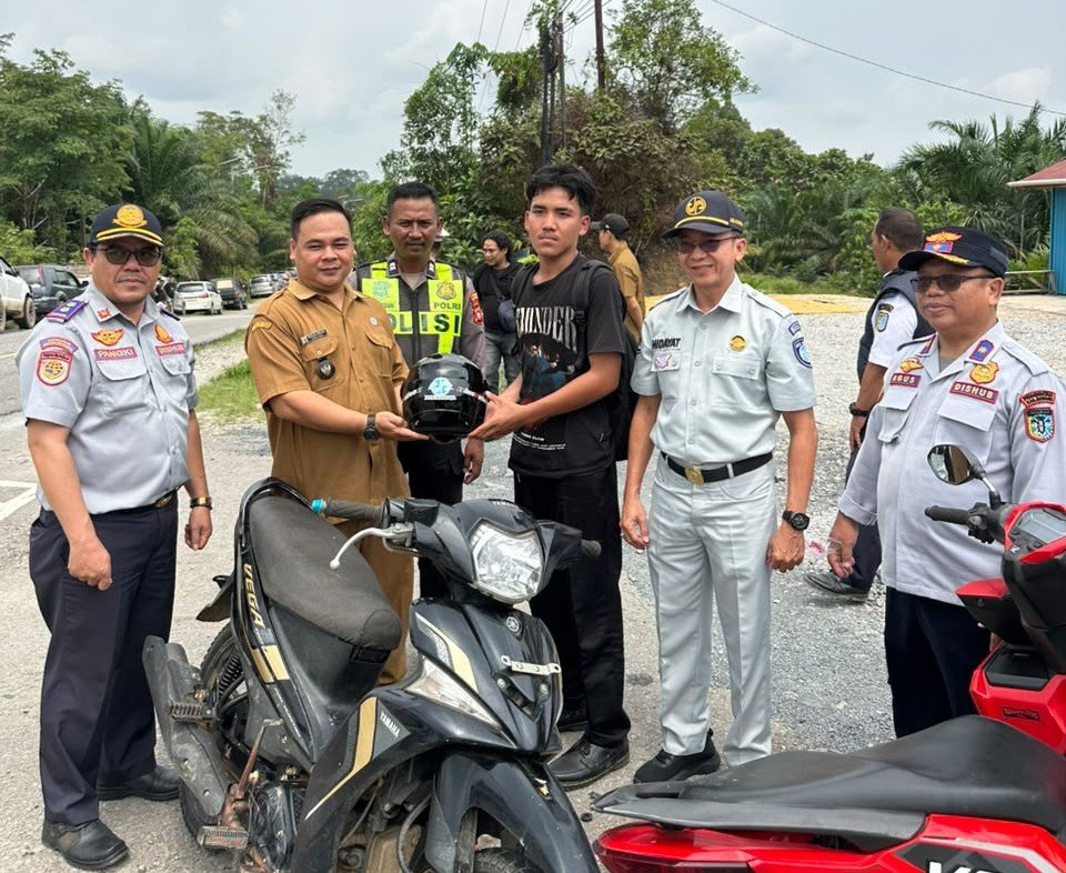 Kepala Terlindungi, Perjalanan Lebih Berarti: Jasa Raharja Sintang Bagikan Helm Gratis